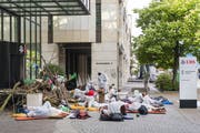 Eine Belagerung mit strafrechtlichen Folgen: Klimaaktivisten im Juli vor dem Eingang dieser UBS-Niederlassung am Aeschenplatz in Basel. (Bild: Georgios Kefalas/Keystone)