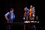 Faust (Arthur Espiritu) zaudert noch, Méphistophélès (Tadas Girininkas) weiss, wie er Marguerite erobern kann. Bilder: Iko Freese