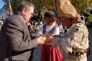 Geschenk für Festprediger Konrad Schelbert. (Bilder: Richard Greuter, Kägiswil 26. Oktober 2019)