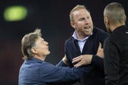 FCZ-Präsident Ancillo Canepa muss Trainer Ludovic Magnin (Mitte) zurückhalten, der dem Schiedsrichter die Meinung geigt. (Bild: key)