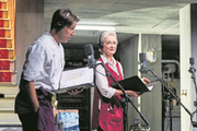 Die Putzfrau als Prinzessin im Kellerstudio: Heidi Maria Glössner und Robert Maszl. (Bild: Ingo Höhn)
