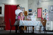 Werden von ihrer Mutter bestens umsorgt: Herbert (Pascal Hürlimann) und Inge (Tamara Zurfluh). (Bild: Maria Schmid, Menzingen, 23. Oktober 2019)