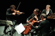 Kraftvolle Solisten aus den Reihen des Lucerne Festival Orchestras: Raphael Christ (links), Jens Peter Maintz und Raphael Sachs. Im Hintergrund Benjamin Grosvenor. (Bild: Valentin Luthiger, PD)