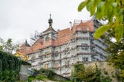 Das eingerüstete Schloss Sonnenberg. Als nächstes steht die Sanierung der Fassade an. (Bild: Donato Caspari)