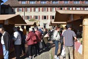 Zahlreiche Besucher probierten die 200 verschiedenen Spezialitäten an den Ständen der Käserinnen und Käser. (Bild: Simon Huber)