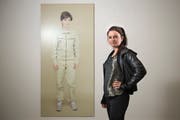 Künstlerin Sarah Hugentobler vor einem ihrer Kunstwerke in der Galerie Bleisch in Arbon. (Bild: Benjamin Manser)