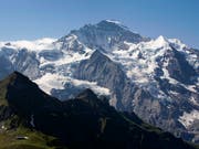Blick auf die Jungfrau, den Jungfraugletscher und das Silberhorn, rechts, bei Wengen: Auf dem Weg von der Wengernalp zur Silberhornhütte ist am frühen Samstagnachmittag eine Frau tödlich verunfallt. (Bild: KEYSTONE/ALESSANDRO DELLA BELLA)
