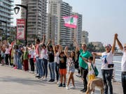 Tausende Libanesinnen und Libanesen bildeten eine 170-Kilometer lange Menschenkette vom Norden in den Süden - wie hier an der Corniche in Beirut. (Bild: Keystone/EPA/NABIL MOUNZER)