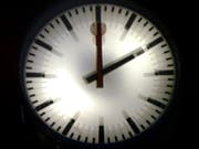 Ende der Sommerzeit: in der Nacht auf Sonntag wurden die Uhren um drei Uhr eine Stunde auf zwei Uhr zurückgedreht. (Bild: KEYSTONE/FABRICE COFFRINI)