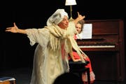 Antigone als Mythos und Gegenwartsheldin: Claire (rotes Kleid) und Olli als Duo Luna Tic. (Bild: Michael Hug)