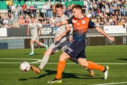 Aaraus Marco Thaler (links) im Zweikampf mit Filip Stojilkovic vom FC Wil. (Bild: Freshfocus)