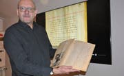 Werner Warth mit den Lebenserinnerungen Jörimanns an dessen Dienst in der amerikanischen Kavallerie. (Bild: Kathrin Meier-Gross)