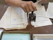 Das Auszählen von Wahlstimmen: Wahlzettel von im Ausland lebenden Schweizer Staatsangehörigen wird es für die zweiten Wahlgänge der Ständeratswahlen nicht mehr so viele geben. (Bild: KEYSTONE/GAETAN BALLY)