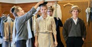 Laura Oertle (im Hintergrund) und Marisa Mayer (links) testen, welcher Hut zu Paula Kopp (Salome Haller) passt. (Bild: PD)