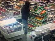 Die Tat wurde auf der Überwachungskamera festgehalten. (Bild: Luzerner Polizei)