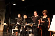 Florian Arnold, Julia Zgraggen, Lukas Meili und Myriam Planzer (von links) spielten am Samstag in Erstfeld ihre zweite Detektivgeschichte mit vielen Geräuschen live vor. (Bild: Markus Zwyssig, Erstfeld, 26. Oktober 2019)