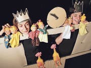 Sibylle Grüter (links) und Jacqueline Surer mit Gockeln und Prinzessinnen. (Bild: Luzerner Theater)