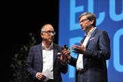 Economy Rocks im Theater Uri. Moderator Reto Brnnwald im Gespräch mit UKB-CEO Christoph Bugnon. (Bild: Urs Hanhart, Altdorf, 25. Oktober 2019)
