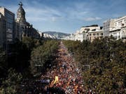 Bei der ersten grossen Gegenkundgebung seit den Gerichtsurteile gegen neun Separatistenführer, war auf den Strassen Barcelonas wieder ein Meer aus spanischen Flaggen zu sehen. Viele riefen «Viva España!» und «Es lebe der König!». (Bild: Keystone/EPA EFE/JESUS DIGES)