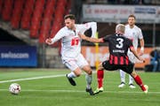 Otar Kakabadse, links, im Zweikampf mit Janick Kamber. (Bild: Martin Meienberger/Freshfocus/Neuenburg, 26. Oktober 2019))