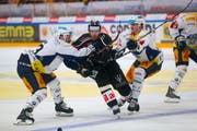 Die EVZ-Spieler Jan Kovar (links) und Livio Stadler versuchen, Luganos Linus Klasen zu stoppen. Bild: Marusca Rezzonico/Freshfocus (Lugano, 26. Oktober 2019)