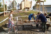 Die Kinder probieren sofort alles aus. (Bild: Maya Heizmann)