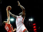 Spektakuläre Abwehr: Der Genfer Clint Capela (re.) wehrt einen Angriff von Nicolo Melli (New Orleans) ab (Bild: KEYSTONE/FR171023 AP/ERIC CHRISTIAN SMITH)