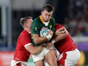 Ein Bild mit Symbolcharakter. Der Südafrikaner Handré Pollard setzt sich gegen zwei Spieler aus Wales durch. (Bild: KEYSTONE/AP/AARON FAVILA)