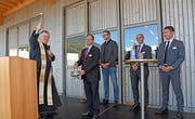 Einsegnung des neuen Logistikzentrums durch Beda Szukics (v. l.), Abt des Klosters Muri-Gries. Begleitet von Landammann Josef Hess, Architekt Pascal Häller sowie den Regierungsräten Christoph Amstad und Christian Schäli.Bild: Robert Hess (Kägiswil, 26. Oktober 2019)
