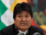 Boliviens Präsident Evo Morales will nicht über seine Stichwahl reden - er hat offiziell erneut die Präsidentschaftswahl in seinem Land gewonnen, was die Opposition allerdings anzweifelt. (Bild: KEYSTONE/AP/JUAN KARITA)