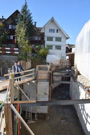 René Bruderer (links) und Adrian Baumgartner vor der Schneise für den Doppelstockkanal. (Bilder: Tobias Söldi)