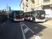 Stadtbusse versperren währen dem Kinderfest den Weg zum Umzug auf dem Blumenmarkt. (Bild: Reto Voneschen – 20. Juni 2018)
