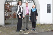 «Alpentöne»-Geschäftsführer Pius Knüsel mit Graziella Contratto (links) und Barbara Betschart. (Bild: Markus Zwyssig, Altdorf, 28. Oktober 2019)