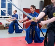 Sabine Alt (Mitte) ist seit 2015 Instruktorin in der koreanischen Schwertkunst Haidong Gumdo. (Bild: Maria Schmid, Baar, 23. Oktober 2019)