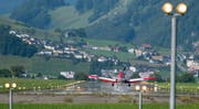 Eine Maschine landet auf dem Flugplatz Buochs. (Bild: Corinne Glanzmann, 23. August 2017)