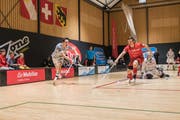 Dem Sarner Stürmer Basil von Wyl gelingt ein Zuspiel trotz der Intervention des Thuner Verteidigers Yannick Bärtschi. Bild: Simon Abächerli (Thun, 27. Oktober 2019)
