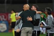 Der nächste Gegner ist besiegt: Jubel bei Trainer Peter Zeidler und seinen Assistenten an der Seitenlinie. (Bild: Keystone)