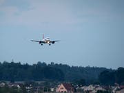 Die Airbus A220-Piloten müssen aus Sicherheitsgründen in grosser Höhe vom Gas gehen. (Bild: KEYSTONE/GAETAN BALLY)