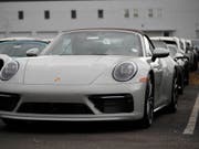 Gibt es neu auch online: ein Porsche 911 Carrera (Archivbild). (Bild: KEYSTONE/AP/DAVID ZALUBOWSKI)