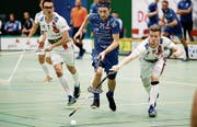 Adrian Furger (Mitte, hier im Match gegen Köniz) ist im Cupspiel der Matchwinner für die Zuger. Bild: Stefan Kaiser (Zug, 26. Oktober 2019)
