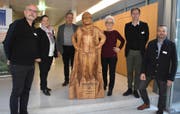 Sie haben der hölzernen Hildegard in Frauenfeld einen Empfang bereitet: Mario Läubli, Carmen Haag, Toni Horat, Hildegard Kissling, Erol Doguoglu und Paul Koch. (Bild: Thomas Güntert)
