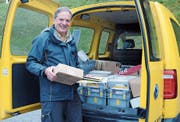 Am Mittwoch wird Hans Frischknecht zum letzten Mal mit dem gelben Auto vorfahren und Briefe zustellen. (Bild: Astrid Zysset)