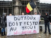 Demonstrationen in Brüssel vor dem Justizpalast im Jahre 2013: Damals hatte der Mädchen-Mörder Marc Dutroux einen Antrag auf Haftentlassung eingereicht. (Bild: KEYSTONE/AP/Geert Vanden Wijngaert)