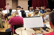 Die Femu Altdorf bei der Probe mit Klarinettist Felix-Andreas Genner. (Bild: PD)