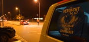 Gemeinsam gegen Einbrecher: Die Polizei kontrolliert Fahrzeuge. (Bild: Kantonspolizei Schwyz)