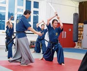Sabine Alt (vorne) ist seit 2015 Instruktorin in der koreanischen Schwertkunst Haidong Gumdo. Bild: Maria Schmid (Baar, 23. Oktober 2019)