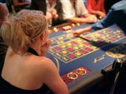 Glücksspiele können Glück auslösen, aber auch süchtig machen - insbesondere auch bei Online-Geldspielen. 16 Deutschschweizer Kantone lancieren nun eine digitale Sensibilisierungskampagne. (Bild: KEYSTONE/GAETAN BALLY)