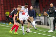 Luzerns Ibrahima Ndiaye (rechts) kann sich gegen den Xamaxien Leo Seydoux nicht durchsetzen. (Bild: Martin Meienberger/Freshfocus, Neuenburg, 26. Oktober 2019)