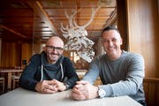 Koch Daniel Kaiser (links) und Wirt Peter Bommer freuen sich auf ihre Arbeit im «Hirschen» – und sind optimistisch. (Bild: Ralph Ribi (24. Oktober 2019))