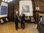 Er übernimmt ein schweres Erbe: Wahlsieger Alberto Fernandez (links) beim Händeschütteln mit seinem Vorgänger Mauricio Macri im Regierungssitz in Buenos Aires. (Bild: KEYSTONE/EPA Argentine Presidency/ARGENTINE PRESIDENCY HANDOUT)